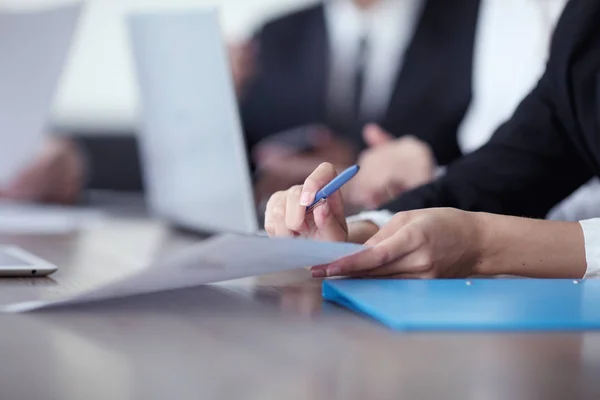 Geschäftsleute arbeiten bei Treffen zusammen Stockbild