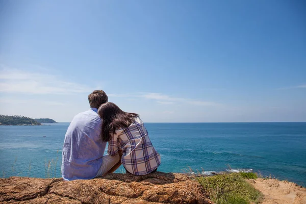 Casal jovem olha para o mar — Fotografia de Stock