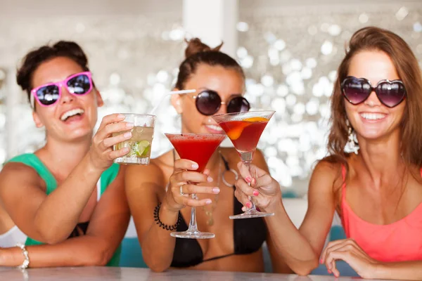 Three friends with cocktails — Stock Photo, Image