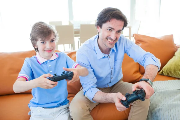 Pai e filho jogando videogame — Fotografia de Stock