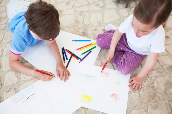 Дети рисуют цветными карандашами — стоковое фото