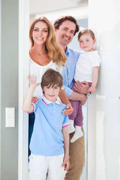 Gelukkige familie in deuropening — Stockfoto