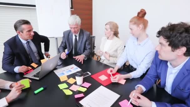 在商务会议上的工作过程 人们围坐在办公室桌旁讨论想法 — 图库视频影像
