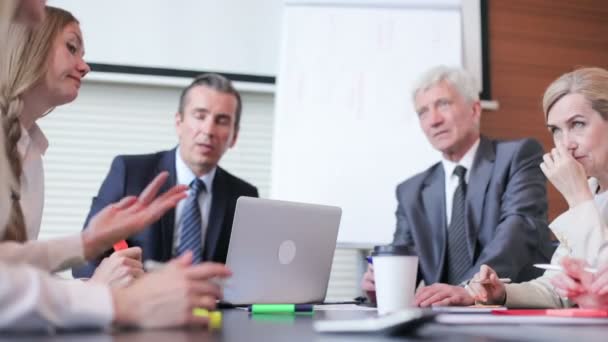 Processo Trabalho Reunião Negócios Pessoas Sentadas Torno Mesa Escritório Discutindo — Vídeo de Stock