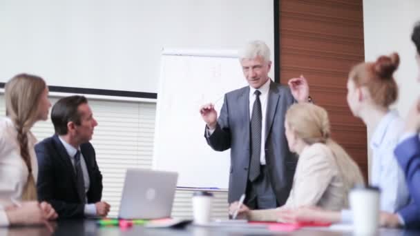 Business Man Spreekt Seminar Whiteboard Flip Chart Achtergrond — Stockvideo
