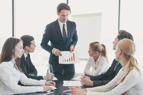 Hombre de negocios mostrar gráfico en la reunión — Foto de Stock