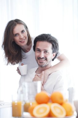 Çift kahvaltı yapıyor. 