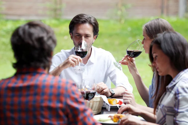 Vänner som äter middag utomhus — Stockfoto
