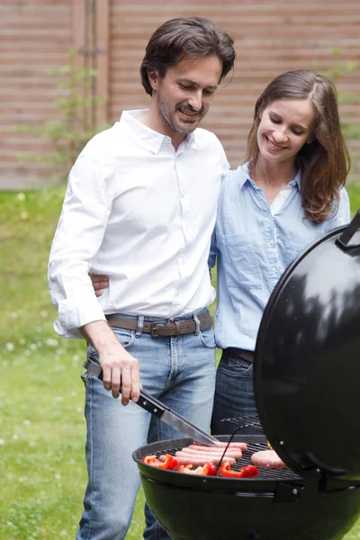 Paar koken op de barbecue — Stockfoto