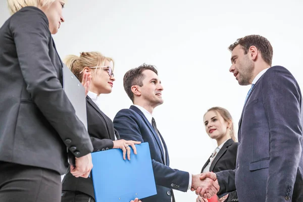 Handslag mot affärsmän — Stockfoto