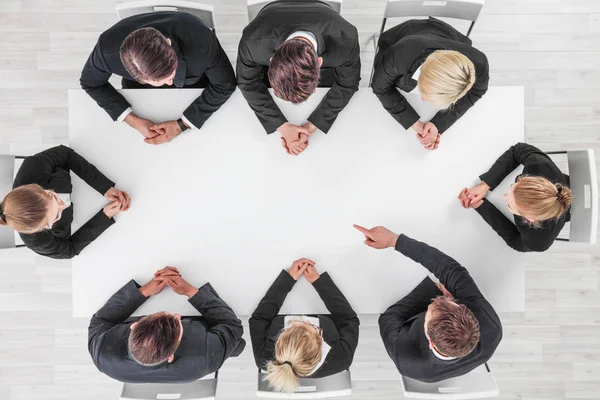 Equipe de negócios apontando para papel em branco — Fotografia de Stock