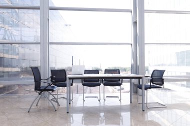 Modern ofiste boş masa