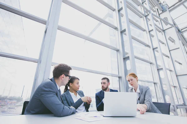 Equipe de negócios no escritório — Fotografia de Stock