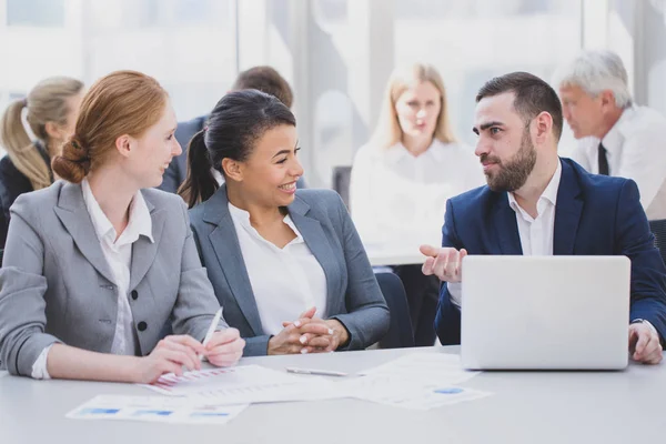 Equipo de negocios en la oficina — Foto de Stock