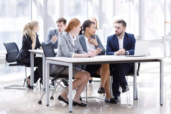 Equipe de negócios no escritório — Fotografia de Stock