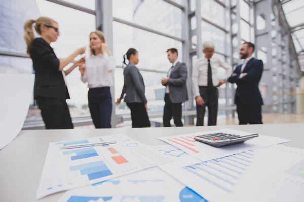 Uitvoerend team bespreekt de grafieken — Stockfoto