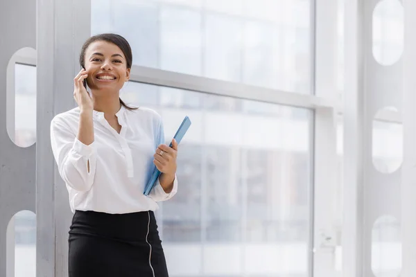 Donna d'affari africana che parla al telefono — Foto Stock