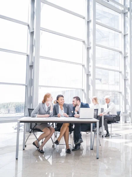 Gente de negocios riendo en el lugar de trabajo — Foto de Stock