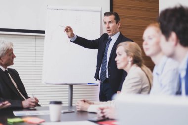 İş adamı seminerde konuşuyor