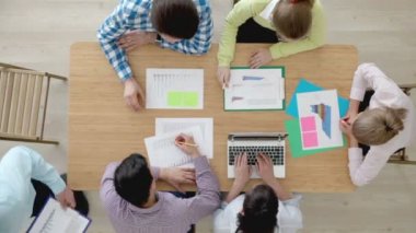 Bir ofiste çalışan çok ırklı meşgul insanlar grubu, üst görünüm