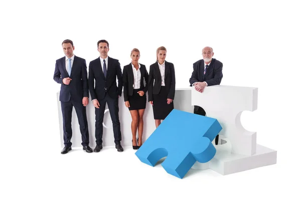 Business-Team und Puzzleteile — Stockfoto