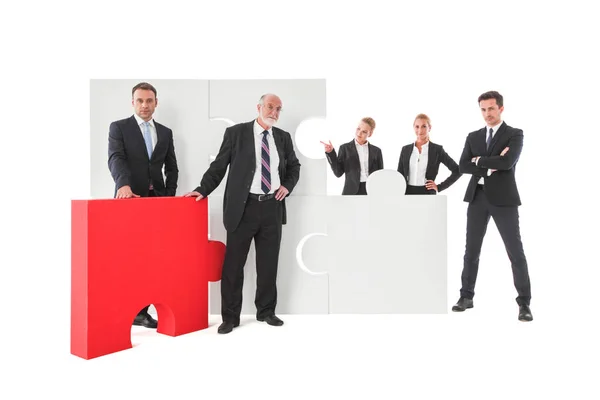 Business-Team und Puzzleteile — Stockfoto