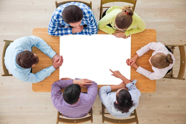 Equipo de gente de negocios con papel en blanco —  Fotos de Stock