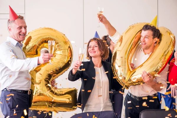 Empresários comemorando Ano Novo — Fotografia de Stock