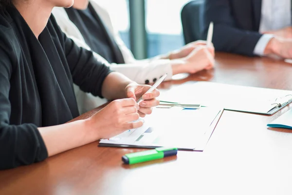 Business människor diskutera ekonomiska rapporter — Stockfoto