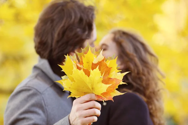 Paar zoenen in herfst park — Stockfoto