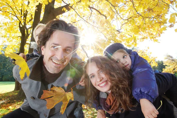 Câlin de famille dans le parc d'automne — Photo