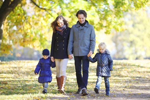 Promenade en famille dans le parc d'automne — Photo