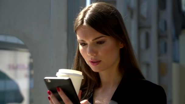 Mujeres Negocios Confiadas Leyendo Información Desde Teléfono Mientras Caminan Pasillo — Vídeo de stock