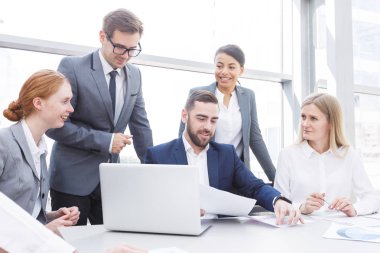 İş ekibi ofisinde.