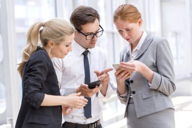 iş adamları ile cep telefonları