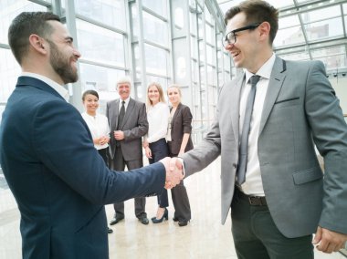İş adamlarının el sıkışması