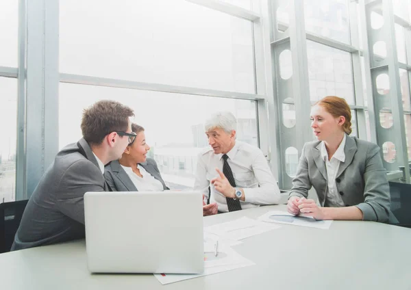 Equipo de negocios en la oficina — Foto de Stock