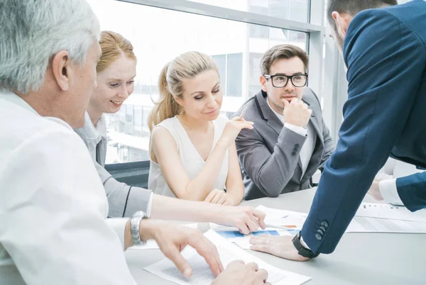 Gli uomini d'affari discutono diagrammi — Foto Stock