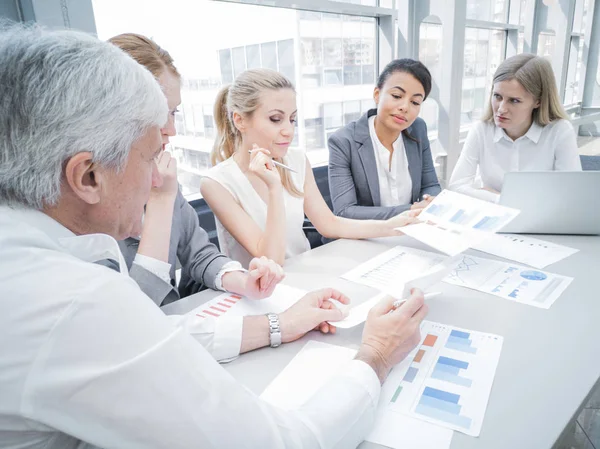 Business people discussing diagrams — Stock Photo, Image