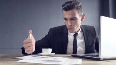 Yakışıklı genç iş adamı bilgisayar dizüstü bilgisayar üzerinde çalışan ve coffe içme iş sonuçları memnun