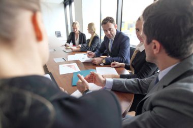İş dünyası yöneticileri toplantıda