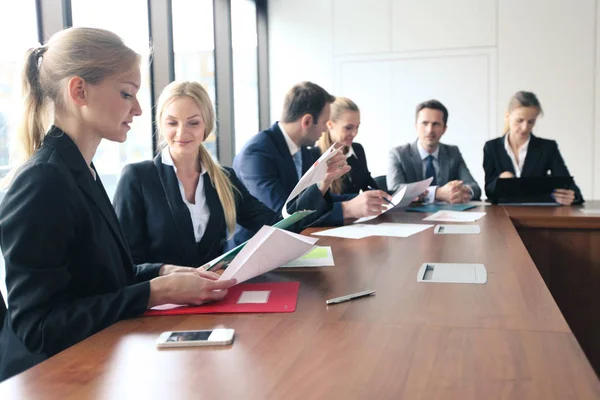 Ejecutivos de negocios en la reunión — Foto de Stock