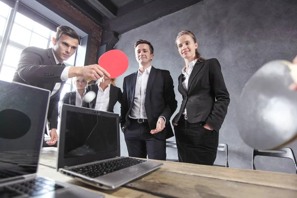 İş adamları ping pong oynamak