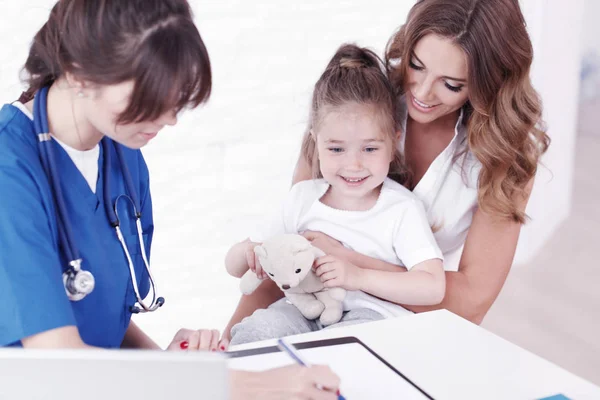 Kinderarzt und Familie — Stockfoto