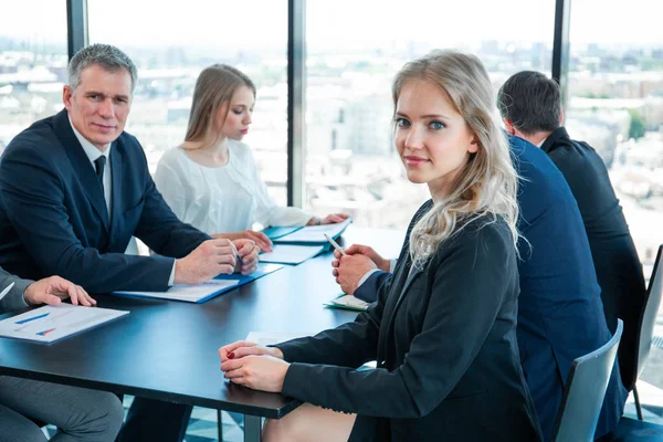 Zakenmensen werken met grafieken en diagrammen — Stockfoto