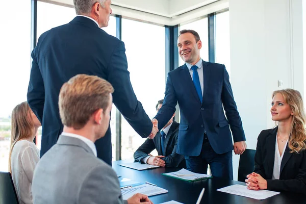 Gente de negocios moviendo las manos — Foto de Stock