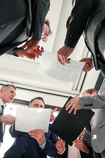 Geschäftsleute arbeiten mit Dokumenten — Stockfoto