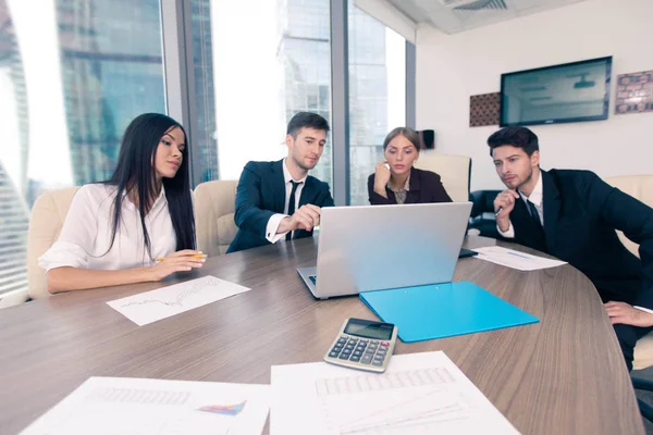 Gente de negocios trabajando juntos en una reunión — Foto de Stock