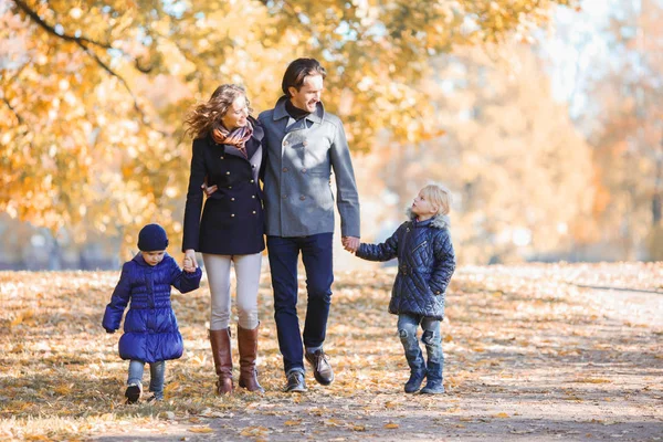 Promenade en famille dans le parc d'automne — Photo