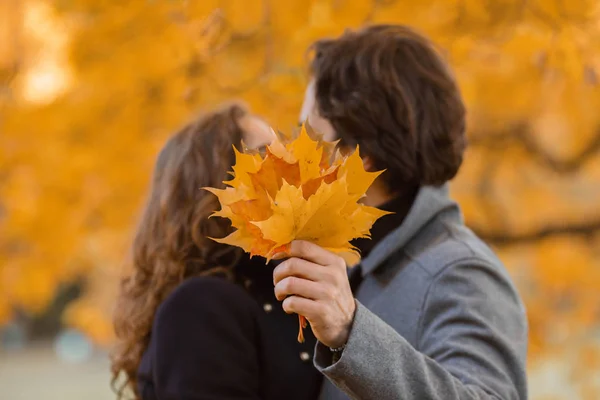 Couple baisers dans le parc d'automne — Photo